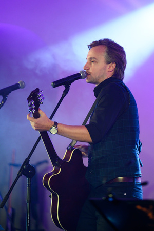 Koncert "Pawel Mazur - Przyjaciele i uczniowie" - Scena tarnowskiego Amfiteatru podczas koncertu. Na pierwszym planie Kamil Juszczyk.