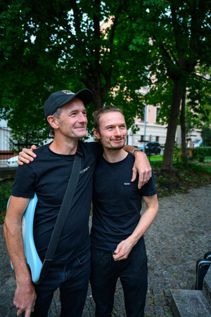 Koncert "Pawel Mazur - Przyjaciele i uczniowie" - Muzycy oczekujący na występ w Amfiteatrze - Andrzej Połeć z synem Danielem.