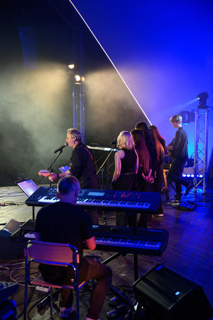 Koncert "Pawel Mazur - Przyjaciele i uczniowie" - Scena tarnowskiego Amfiteatru podczas koncertu.