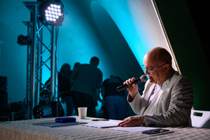 Koncert "Pawel Mazur - Przyjaciele i uczniowie" - Scena tarnowskiego Amfiteatru podczas koncertu. Na pierwszym planie prowadzący Krzysztof Borowiec.