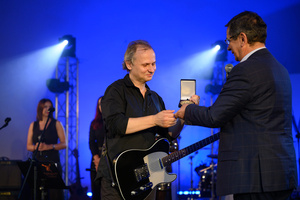 Koncert "Pawel Mazur - Przyjaciele i uczniowie" - Na scenie Prezydent Tarnowa Roman Ciepiela wręcza wyróżnienie Pawłowi Mazurowi.