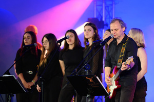 Koncert "Pawel Mazur - Przyjaciele i uczniowie" - Scena tarnowskiego Amfiteatru podczas koncertu.