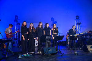 Koncert "Pawel Mazur - Przyjaciele i uczniowie" - Scena tarnowskiego Amfiteatru podczas koncertu Pawła Mazura i zaproszonych gości.