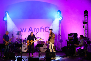 Koncert "Pawel Mazur - Przyjaciele i uczniowie" - Scena tarnowskiego Amfiteatru podczas koncertu Pawła Mazura i zaproszonych gości.