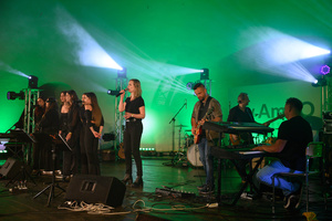 Koncert "Pawel Mazur - Przyjaciele i uczniowie" - Scena tarnowskiego Amfiteatru podczas koncertu.