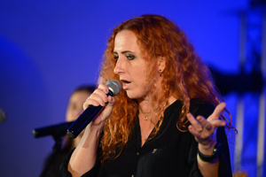 Koncert "Pawel Mazur - Przyjaciele i uczniowie" - Scena tarnowskiego Amfiteatru podczas koncertu. Na pierwszym planie Magdalena Stalmach.