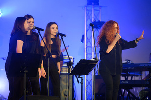 Koncert "Pawel Mazur - Przyjaciele i uczniowie" - Scena tarnowskiego Amfiteatru podczas koncertu. Na pierwszym planie Magdalena Stalmach.