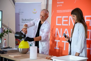 Festiwal Nauki i Techniki - Dzień I - pokazy naukowe z wykorzystaniem ciekłego azotu w Strefie Nauki i Techniki - Rynek