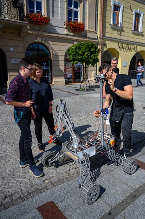 Festiwal Nauki i Techniki - Dzień I - prezentacja łazika marsjańskiego w Strefie Nauki i Techniki - Rynek