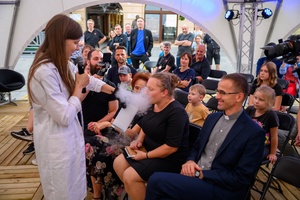 Festiwal Nauki i Techniki - Dzień I - pokazy naukowe z wykorzystaniem ciekłego azotu w Strefie Nauki i Techniki - Rynek