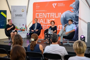 Festiwal Nauki i Techniki - Dzień I - debata naukowa w Strefie Nauki i Techniki - Rynek