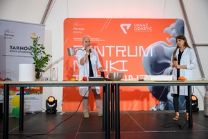 Festiwal Nauki i Techniki - Dzień I - pokazy naukowe z wykorzystaniem ciekłego azotu w Strefie Nauki i Techniki - Rynek