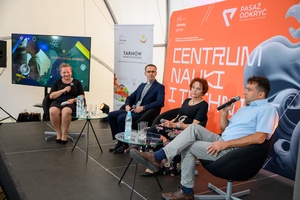 Festiwal Nauki i Techniki - Dzień I - debata naukowa w Strefie Nauki i Techniki - Rynek