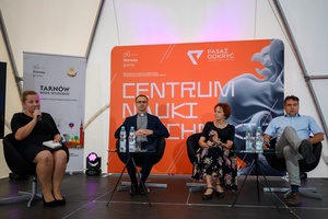 Festiwal Nauki i Techniki - Dzień I - debata naukowa w Strefie Nauki i Techniki - Rynek
