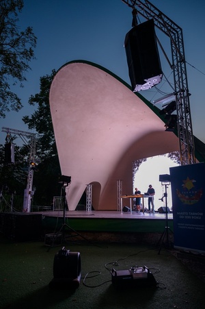 Festiwal Nauki i Techniki - Dzień II - koncert duetu Skalpel z wizaulizacjami w tle w Amfiteatrze