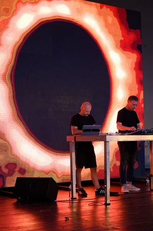 Festiwal Nauki i Techniki - Dzień II - koncert duetu Skalpel z wizaulizacjami w tle w Amfiteatrze