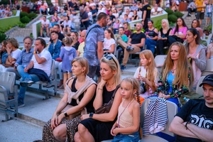 Festiwal Nauki i Techniki - Dzień II - publiczność podczas koncertu duetu Skalpel w Amfiteatrze