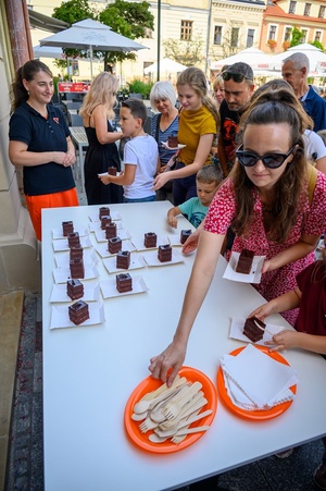 Festiwal Nauki i Techniki - Dzień II - tort urodzinowy dla publiczności zebranej na Rynku