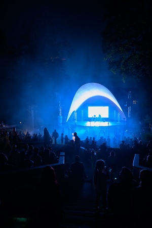 Festiwal Nauki i Techniki - Dzień II - koncert duetu Skalpel z wizaulizacjami w tle w Amfiteatrze