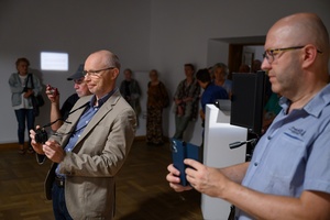 Wystawa: Tańcząc ze światłem - Publiczność wernisażu.