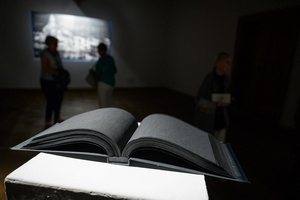 Wystawa: Tańcząc ze światłem - Praca autorstwa Michaliny Hendrys na pierwszym planie, na drugim publiczność wernisażu.