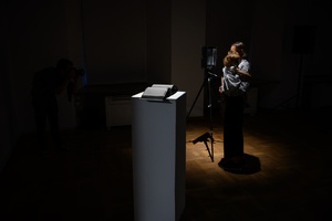 Wystawa: Tańcząc ze światłem - Autorka Michalina Hendrys na otwarciu wystawy pozująca do zdjęcia.