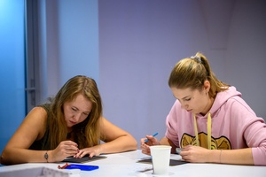 Warsztaty fotografii otworkowej - Uczestnicy warsztatów podczas przygotowywania matryc.