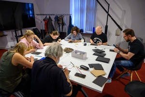 Warsztaty fotografii otworkowej - Uczestnicy warsztatów podczas przygotowywania matryc.