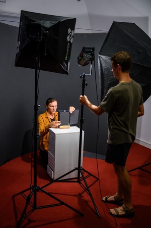 Warsztaty fotografii otworkowej - Michalina Hendrys i Tomasz Kowalczyk przygotowują stanowisko do fotografowania.