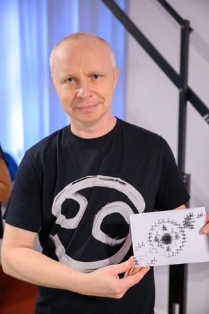 Warsztaty fotografii otworkowej - Uczestnik warsztatów z wykonaną fotografią negatywową.