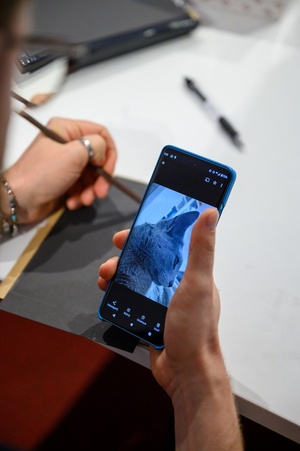 Warsztaty fotografii otworkowej - Uczestnicy warsztatów podczas przygotowywania matryc.