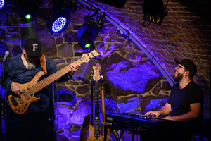 Koncert: Wojtek Pilichowski Band - Wojtek Pilichowski (gitara basowa) oraz Bartek Pokrywka podczas koncertu.