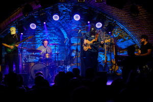 Koncert: Wojtek Pilichowski Band - Wojtek Pilichowski Band na scenie w Piwnicach TCK (od lewej Dawid Trawicki, Mateusz Krok, Wojtek Pilichowski, Bartek Pokrywka)