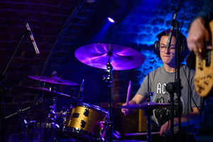 Koncert: Wojtek Pilichowski Band - Mateusz Krok, perkusista zespołu podczas koncertu w Piwnicach TCK.