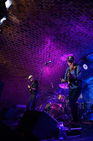 Koncert: Wojtek Pilichowski Band - Na pierwszym planie Wojtek Pilichowski (gitara basowa), na drugim Dawid Trawicki (gitara).