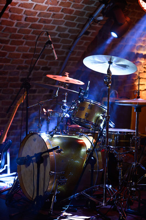 Koncert: Wojtek Pilichowski Band - Scena w Piwnicach TCK na chwilę przed koncertem.