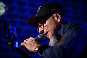 Koncert: Wojtek Pilichowski Band - Wojtek Pilichowski przemawia do publiczności.