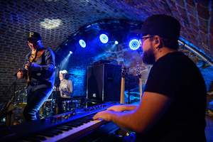 Koncert: Wojtek Pilichowski Band - Na pierwszym planie po prawej Bartek Pokrywka (klawisze), a na drugim po lewej Wojtek Pilichowski.