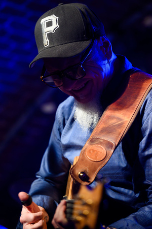 Koncert: Wojtek Pilichowski Band - Scena w Piwnicach TCK, Wojtek Pilichowski  gra na gitarze basowej.