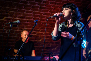 Koncert: Zaduszki - Scena w Piwnicach TCK, od lewej Mariusz Dziekan, Ola Kurek.