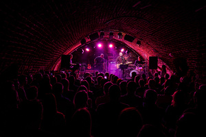 Koncert: Zaduszki - Scena w Piwnicach TCK, od lewej Mariusz Dziekan, Grzegorz Nosek, Paweł Mazur i Jan Białas.