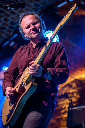Koncert: Zaduszki - Scena w Piwnicach TCK. Paweł Mazur gra na gitarze elektrycznej.