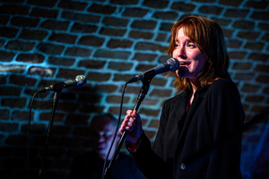 Koncert: Zaduszki - Scena w Piwnicach TCK. Milena Łącka podczas występu.