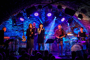 Koncert: Zaduszki - Scena w Piwnicach TCK, od lewej Mariusz Dziekan, Milena Łącka, Grzegorz Nosek, Ola Kurek, Paweł Mazur i Jan Białas.