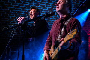 Koncert: Zaduszki - Scena w Piwnicach TCK. Rafał Huszno i Paweł Mazur podczas występu.