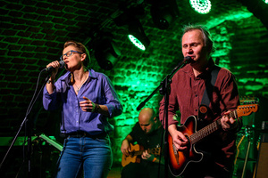 Koncert: Zaduszki - Scena w Piwnicach TCK. Na pierwszym planie Magdalena Piwowarczyk i Paweł Mazur.