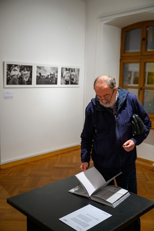 Wystawa: Materia dokumentu - Publiczność oglądająca wystawę.