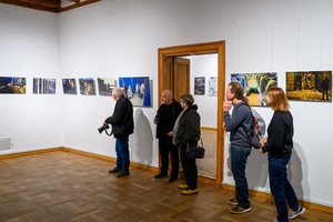 Wystawa: Materia dokumentu - Publiczność podczas otwarcia wystawy i przemowy Mariusza Foreckiego.