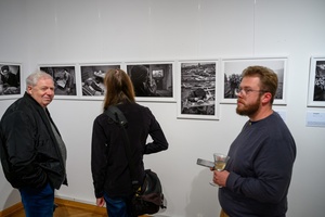 Wystawa: Materia dokumentu - Publiczność oglądająca wystawę.