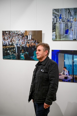 Wystawa: Materia dokumentu - Mariusz Forecki na tle swoich prac z cyklu "W pracy".